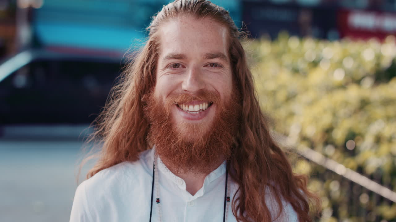 밖에서 음료를 즐기는 사람들