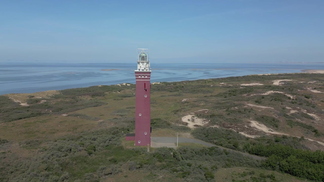Det rødbrune Westhoofd Fyr i provinsen Zuid Holland i Holland tårner sig op som en ensom vagtpost over klitlandskabet.
