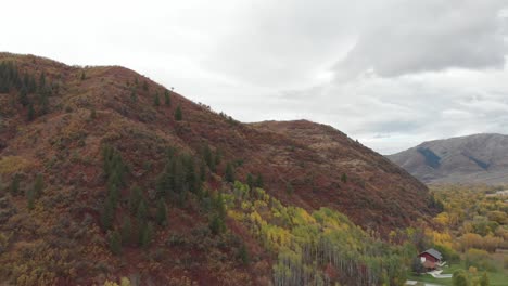 Imágenes-De-Drones-De-Los-Colores-Del-Otoño-En-Las-Montañas