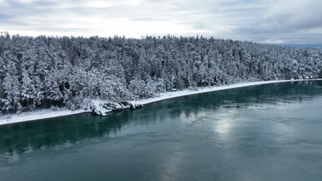 Luftaufnahme-Der-Küstenlinie-Von-Whidbey-Island,-Die-Mit-Einer-Decke-Aus-Frischem-Schnee-Bedeckt-Ist