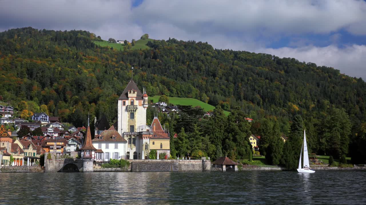 Castello di Oberhofen Schloss Oberhofen am Thunersee barca a vela Autunno Autunno mattina soleggiata nuvole aeree drone Thun Svizzera Schweiz Alpi svizzere città Oberland bernese Interlaken acqua calma pan