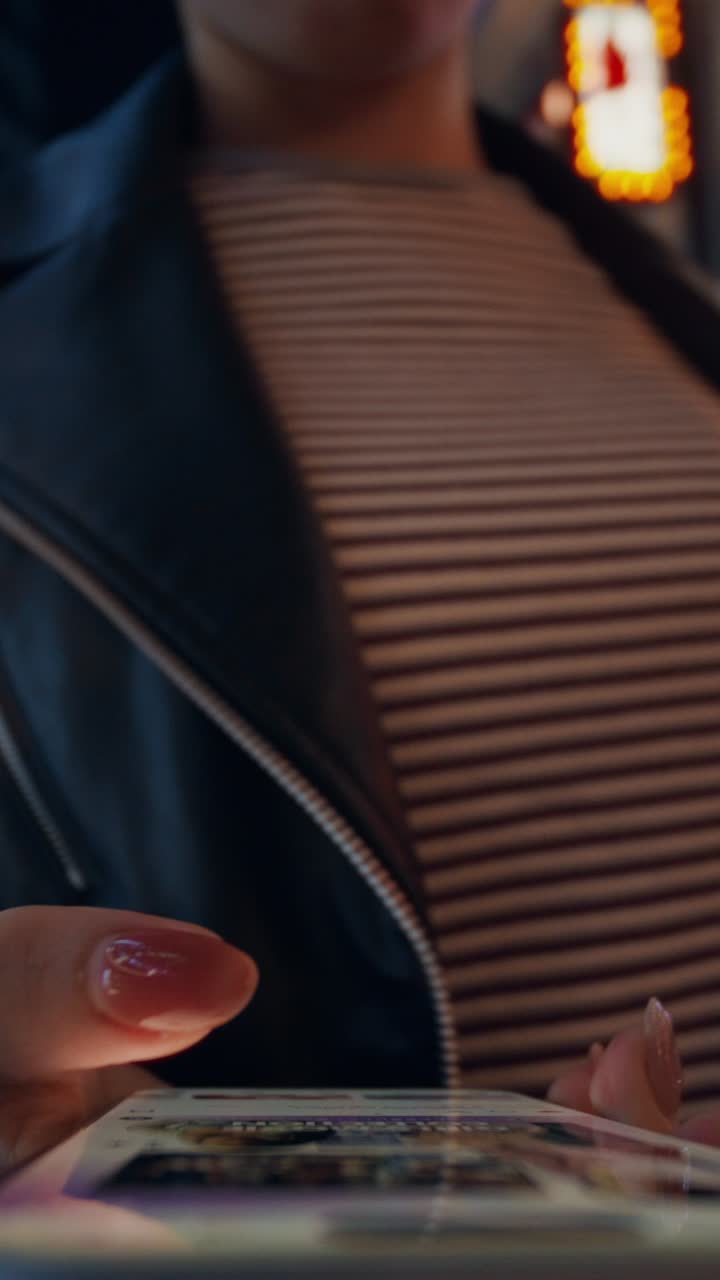 mujer usando el teléfono