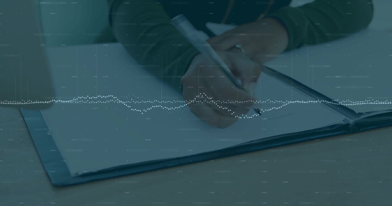 Donna che prende appunti alla scrivania, penna che tocca la carta avviando una forma d'onda animata punteggiata per lo studio.