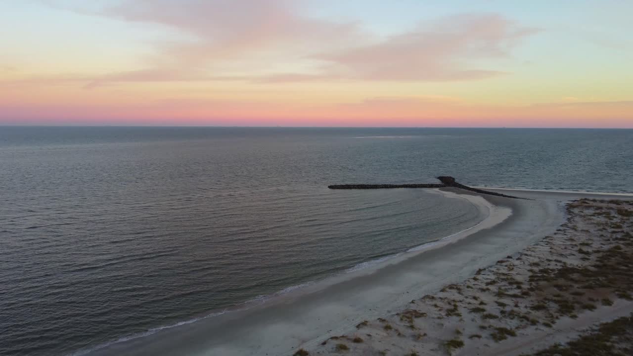 las olas golpean suavemente la orilla al atardecer en hilton head island, sc