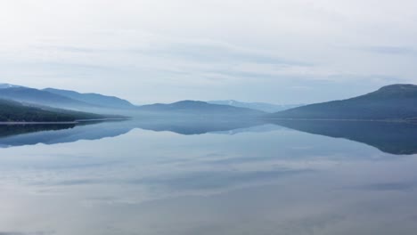 Malerische-Berglandschaft-Mit-Spiegelungen-Auf-Ruhigem-Meer