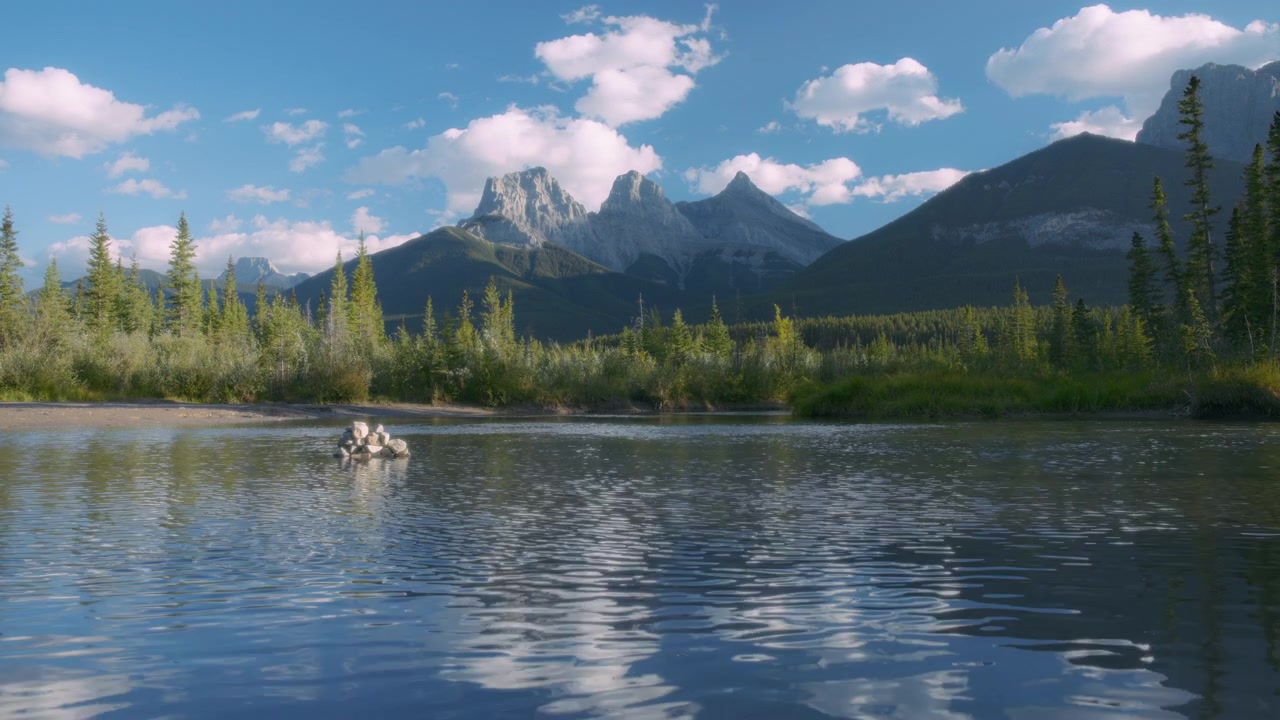 Cime delle Tre Sorelle vicino a Canmore nel Parco Nazionale di Banff, Canada