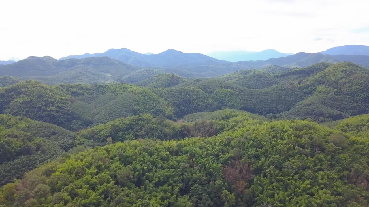 태국의 아름다운 녹색 산맥 - 공중 드론 샷