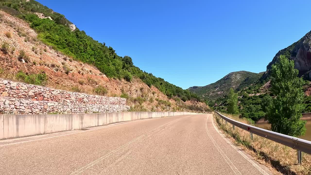 태양의 따뜻한 애정, 앞으로의 길은 평온의 리본처럼 펼쳐집니다.