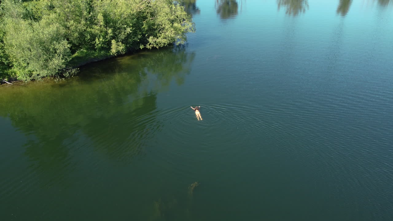 호수 에서 수영 하는 사람