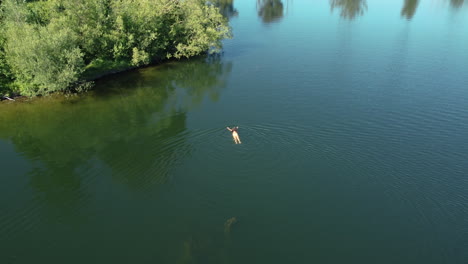 persona nadando en un lago