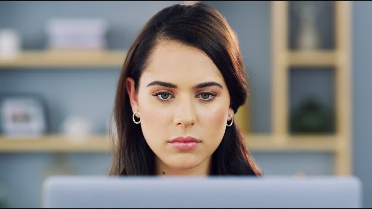 trabajando duro desde su oficina en casa