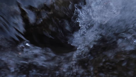 el agua fluye en el parque nacional zion caminata por el río