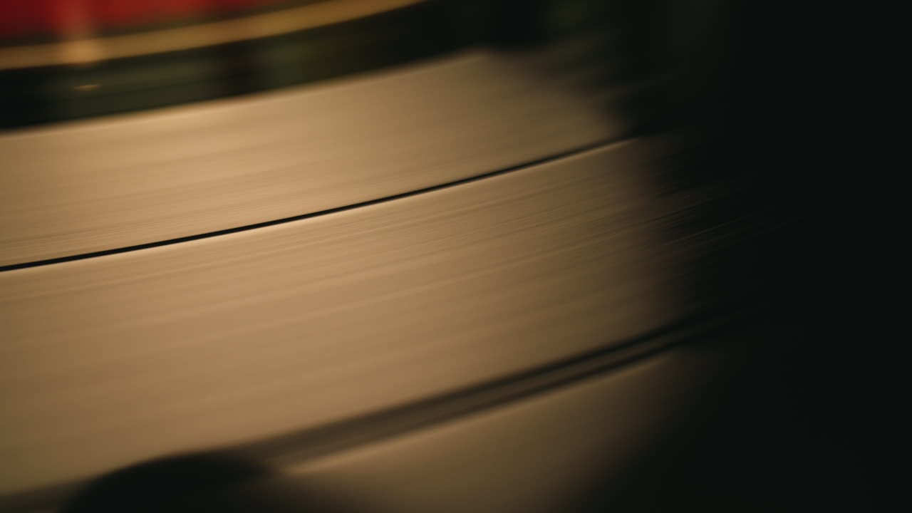 Primo piano di un disco in vinile vintage che gira su un giradischi