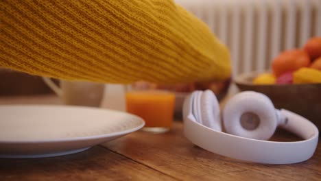 la mano agarrando croissants frescos de una mesa de desayuno de la mañana, movimiento lento