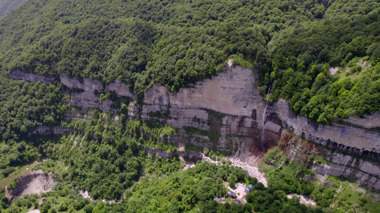 video de un dron de una hermosa cascada en georgia, europa, rodeada de bosques exuberantes