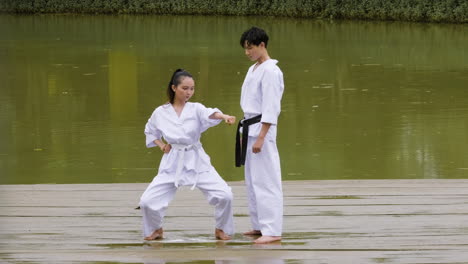 hombre enseñando artes marciales a un joven estudiante