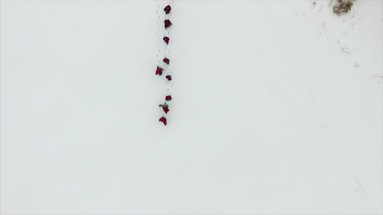 눈 속을 걷는 사람들