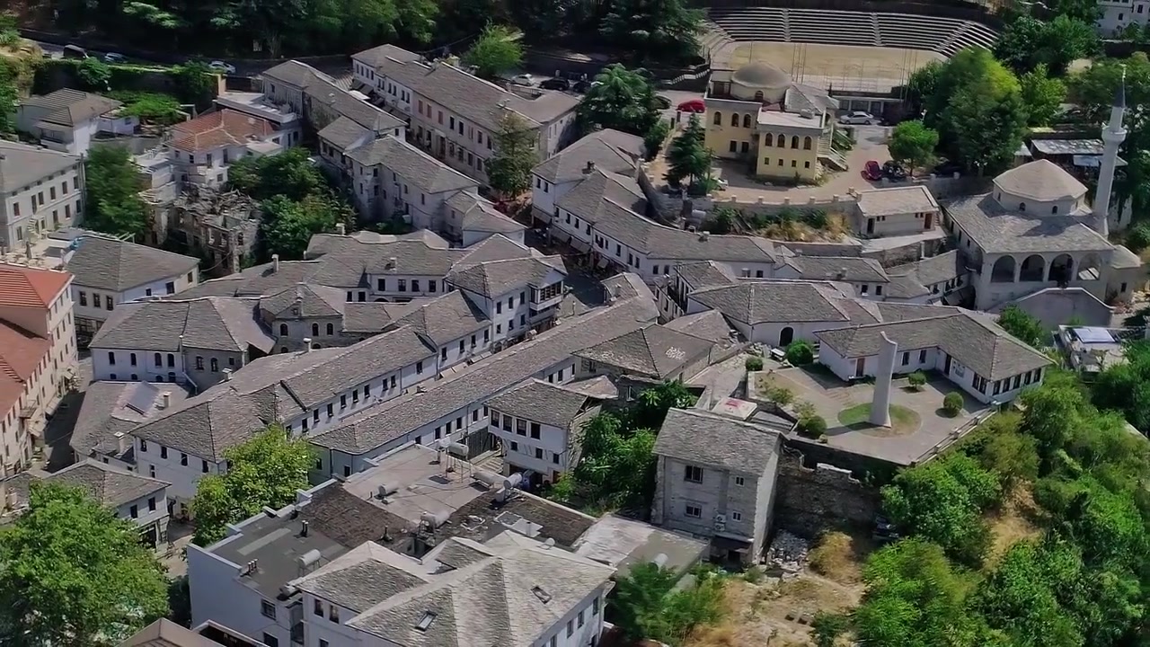 Arnavutluk'taki tarihi binaların ve sokakların havadan görünümü