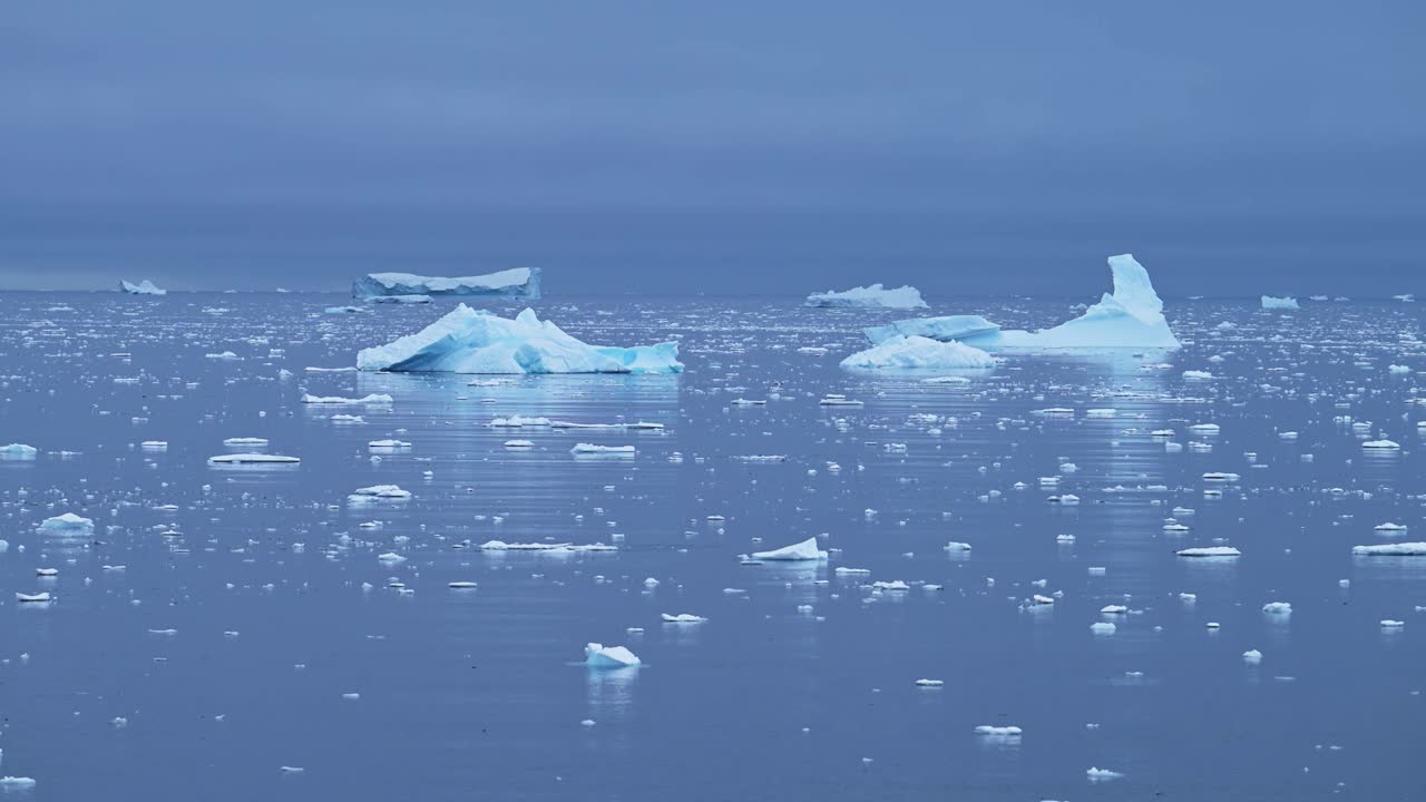 남극에서 바다에 떠다니는 얼음과 빙산, 푸른 바다에 많은 작은 얼음 조각과 조각, 남극 반도의 바물, 얼어붙는 얼어붙은 겨울 풍경, 바다 풍경.