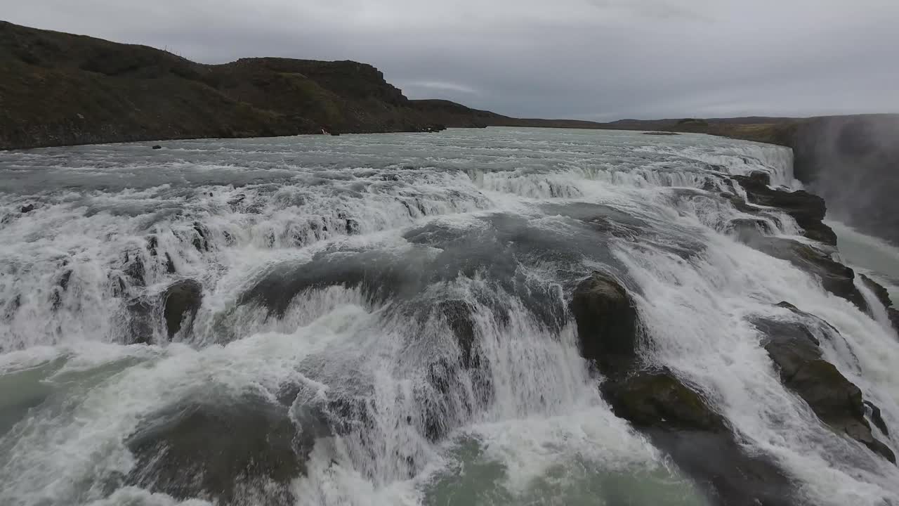 cataratas del golfo en islandia por avión no tripulado día nublado