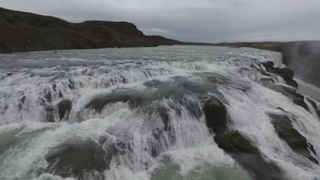 Gulfoss-Wasserfall-In-Island-Durch-Drohnen-Bewölkter-Tag