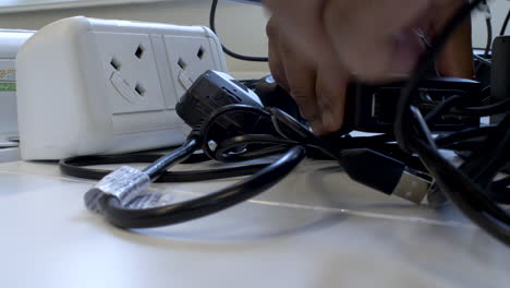 Enchufar-Dispositivos-Electrónicos-En-El-Enchufe-Eléctrico-Y-Conectar-Cables-Usb-Al-Cargador