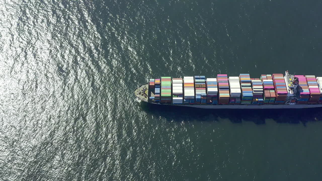 국제 무역의 대부분은 바다를 가로질러 일어납니다.