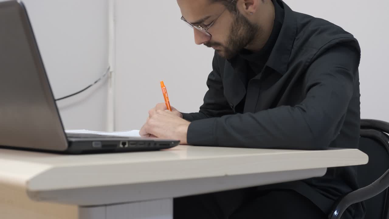 hombre estudio tarea de computadora