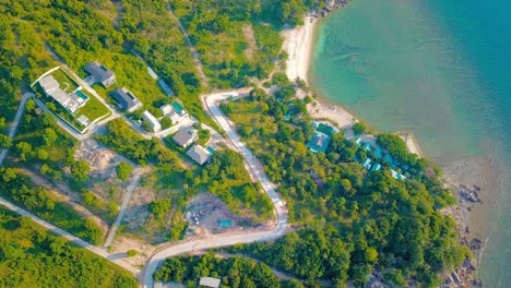 4K-Drohnenaufnahmen-Vom-Strand-Von-Mae-Nam-Auf-Koh-Samui-In-Thailand,-Einschließlich-Strandresorts-Mit-Wunderschönen-Wolken-Am-Himmel-Und-Kristallklarem-Wasser