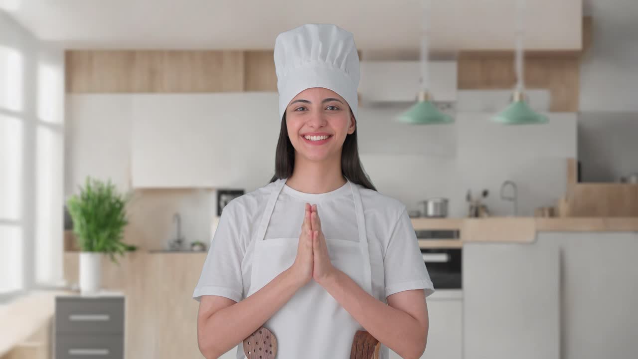 feliz india mujer chef profesional haciendo namaste