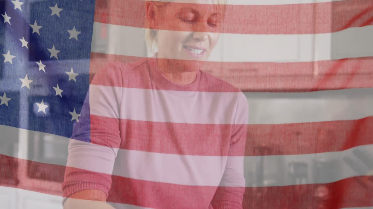 미국 국기를 흔들고 있는 백인들은 집에서 과일을 벗기고 있습니다.