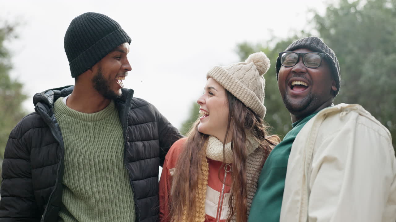 feliz, caminando y divertido con amigos en la naturaleza