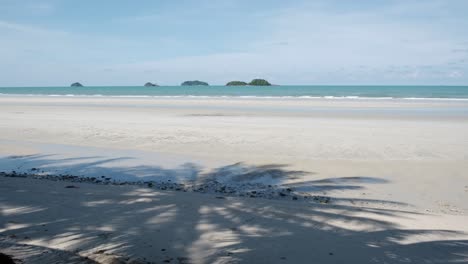 Tropischer-Weißer-Sandstrand-Mit-Ozean-Und-Weit-Entfernten-Inseln