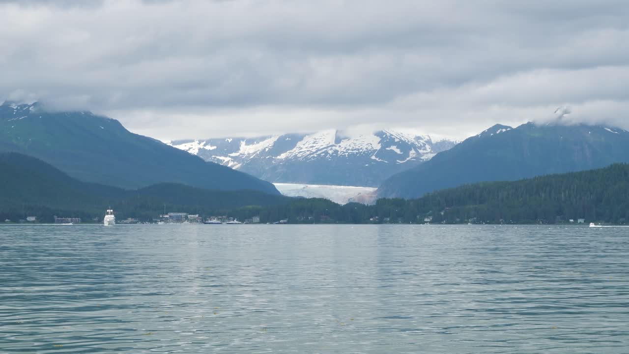 Ghiacciaio Mendenhall e le montagne circostanti coperte dalle nuvole, Juneau, Alaska.