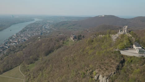 Drone---Toma-Aérea-De-Los-Drachenfels-Con-El-Castillo-De-Rachenburg-Y-El-Río-Rin-Siebengebirge-Cerca-De-Bonn---Königswinter-30p