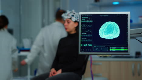 médico neurólogo analizando el sistema nervioso usando auriculares eeg