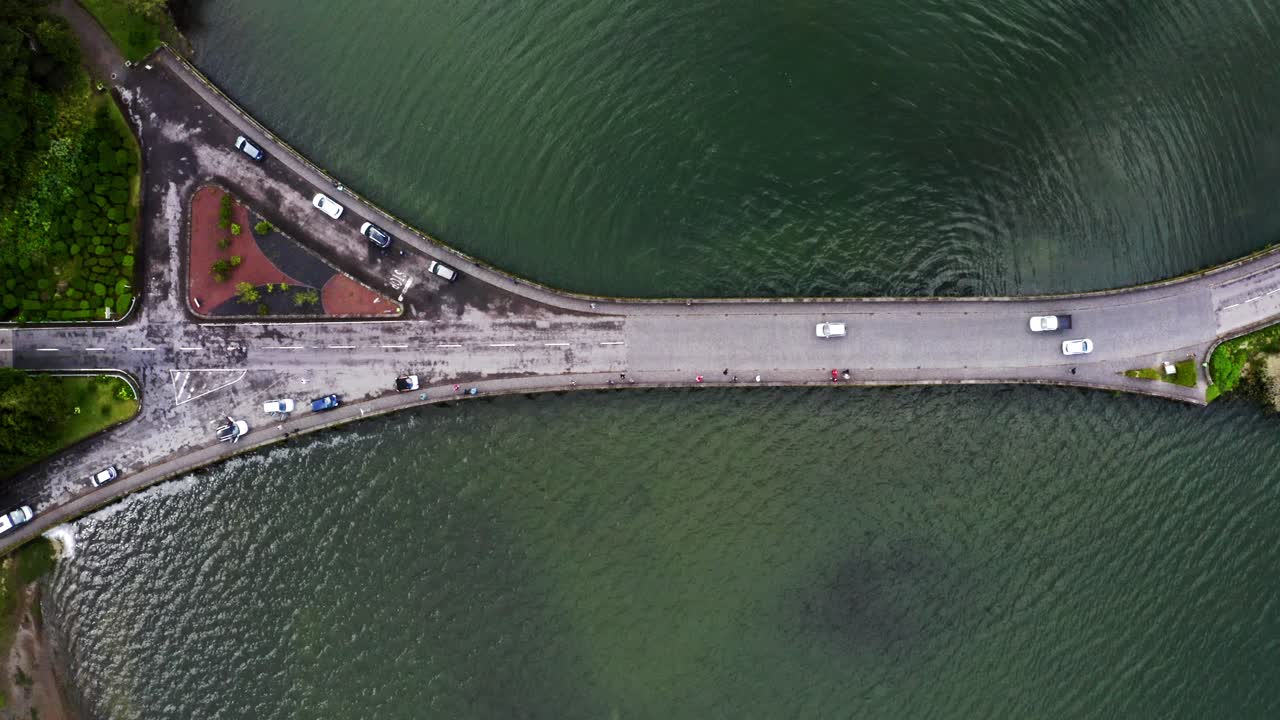 좁은 돌다리 둑길의 오버헤드 뷰