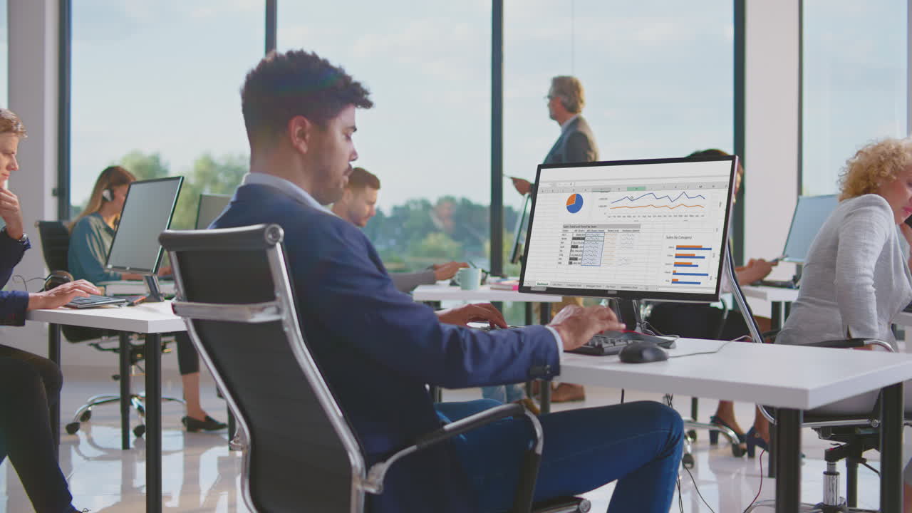 equipo de negocios trabajando en el análisis de datos en una oficina moderna