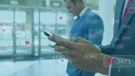 animación de números cambiantes en barras de notificación y emojis de corazón, hombre caucásico usando teléfono móvil