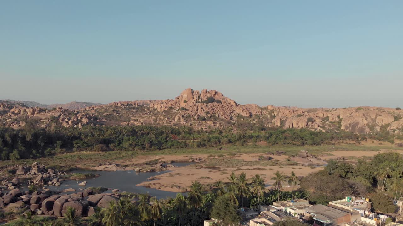 paisaje rocoso y estéril ribera del río tungabhadra en el borde de la ciudad de hampi, karnataka, india - toma panorámica aérea