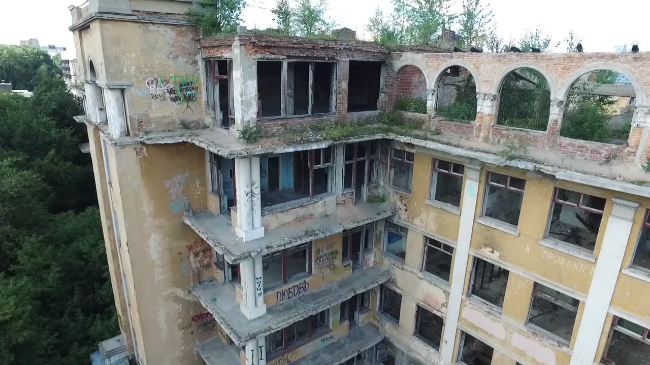 edificio abandonado con graffiti