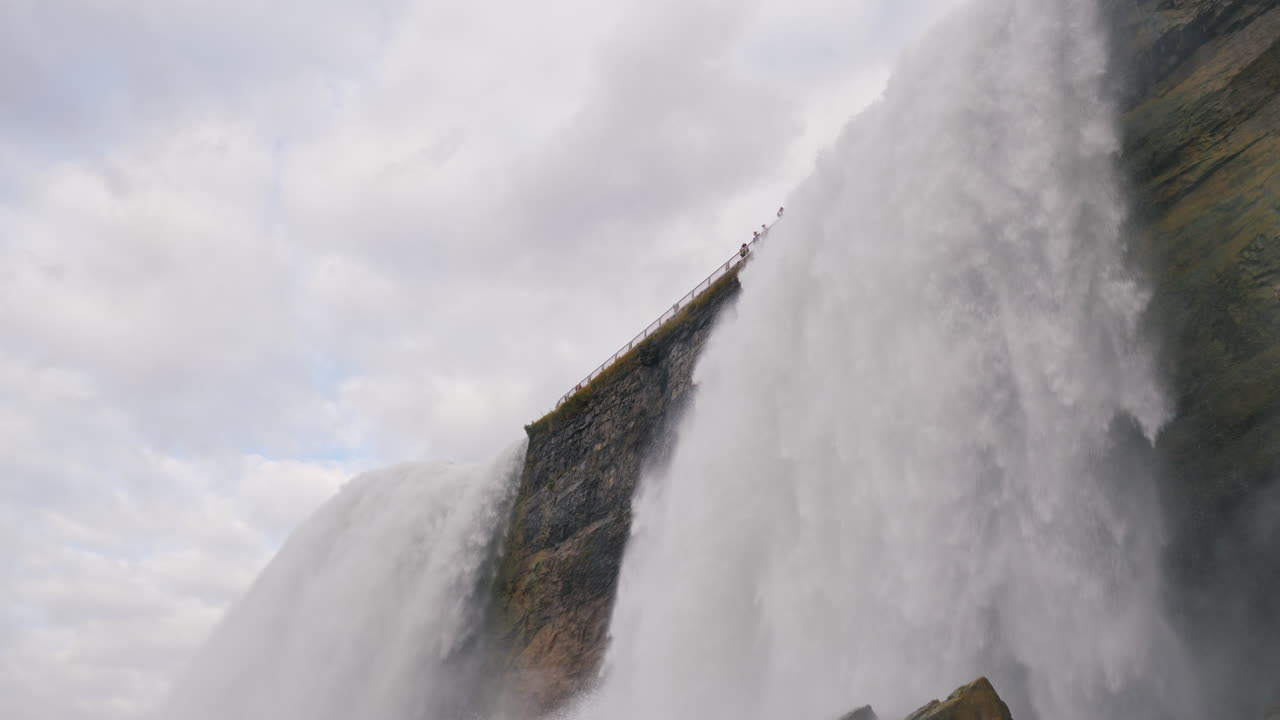 나이아가라 폭포를 바라보며