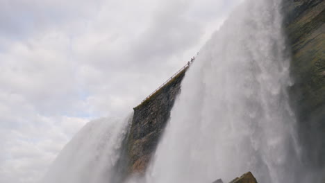 mirando hacia las cataratas del niágara