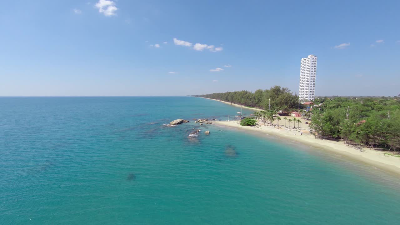 aéreo, vista marina de la costa en rayong llamada playa mae ramphueng con un alto hotel blanco en la distancia, tailandia
