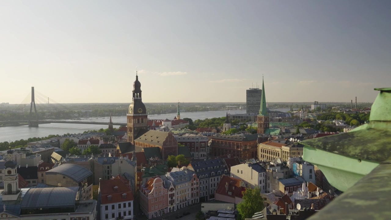 Bellissimo panorama sulla città vecchia di Riga con il fiume Daugava in lontananza.