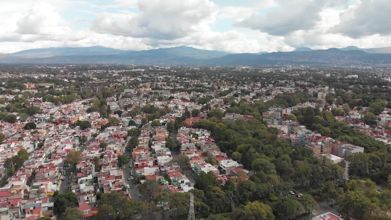 vista aérea de un suburbio típico del sur, zona residencial con muchas casas, en la ciudad de méxico