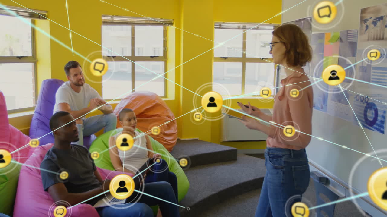 사무실에서 다양한 사업가들과의 아이콘과의 연결 네트워크의 애니메이션