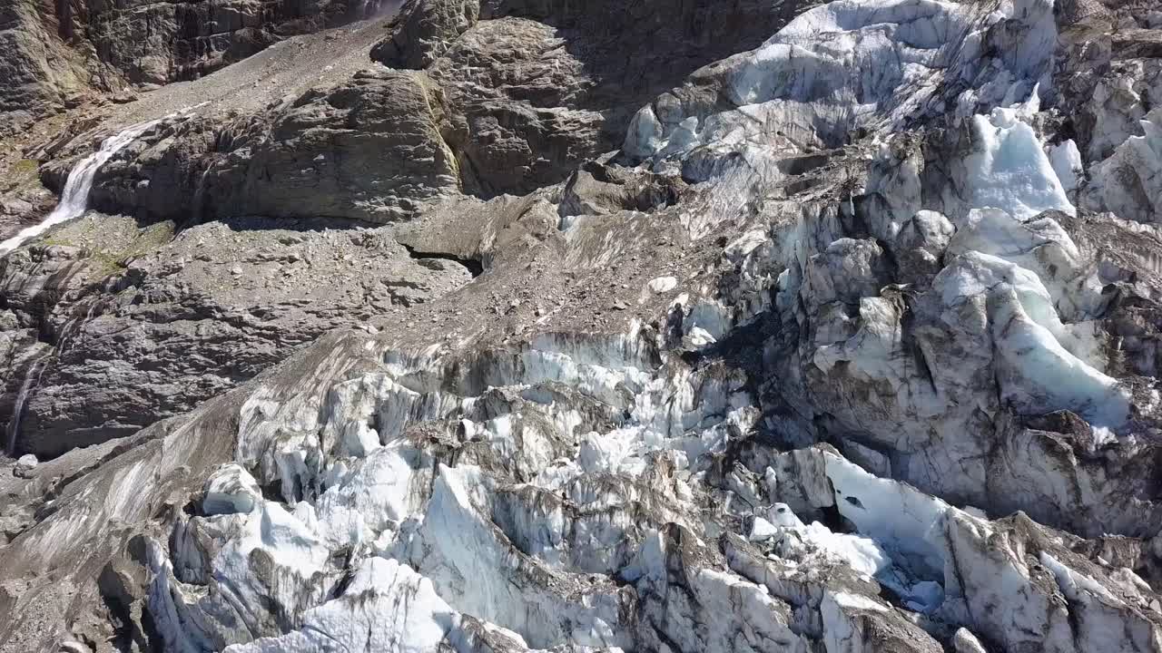 스위스 알프스의 빙하와 폭포에서 나온 공중 돌리