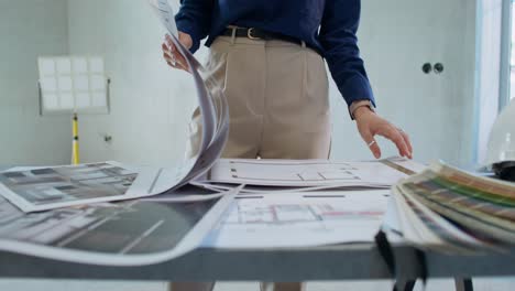 arquitecto que revisa planos y muestras de diseño