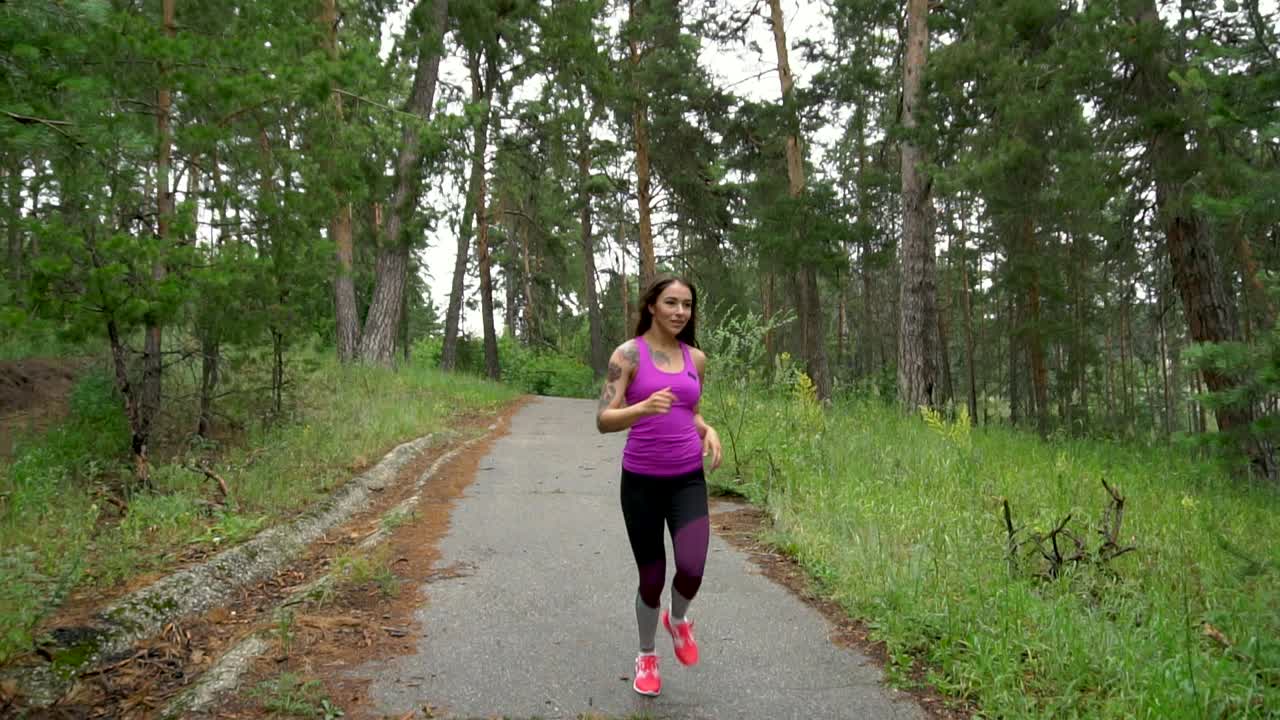 mujer corriendo en un bosque